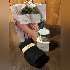Farmhouse Fresh ENRICH MINT® FOOT RESCUE MASK BN slipper sock and gift bag set